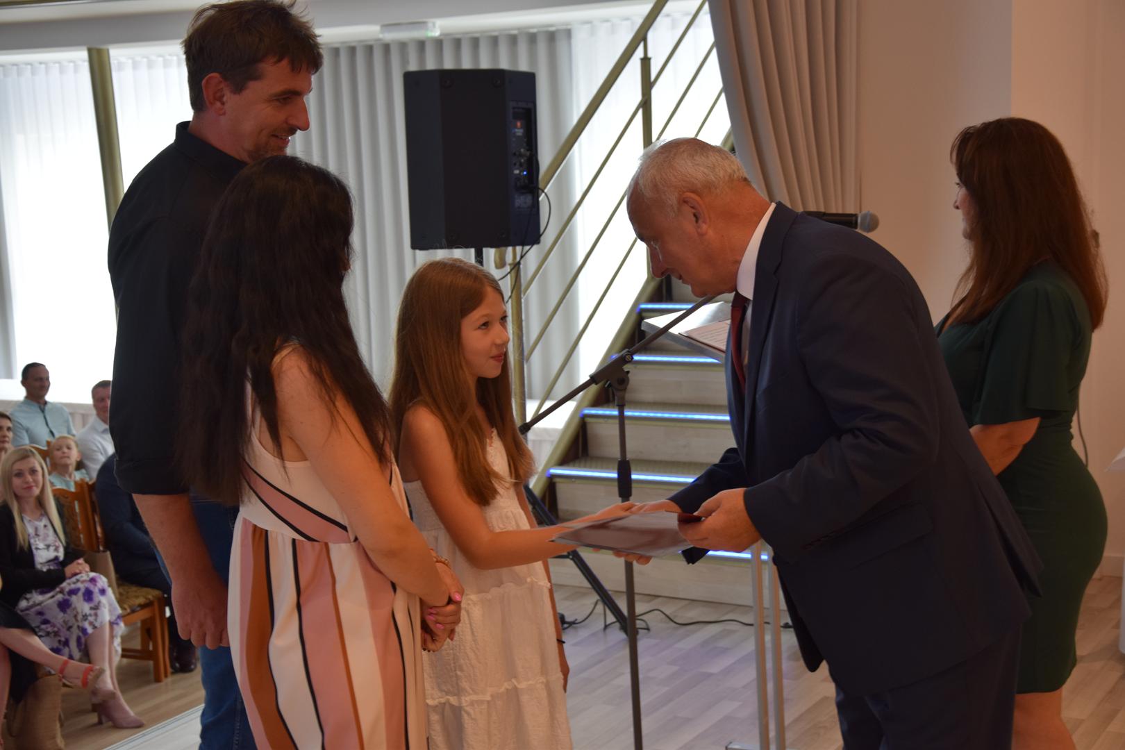 Zdjęcie przedstawia moment rozdania nagród i&nbsp;wyróżnień dla uczniów z&nbsp;najwyższą średnią ocen w&nbsp;Gminie Mierzęcice