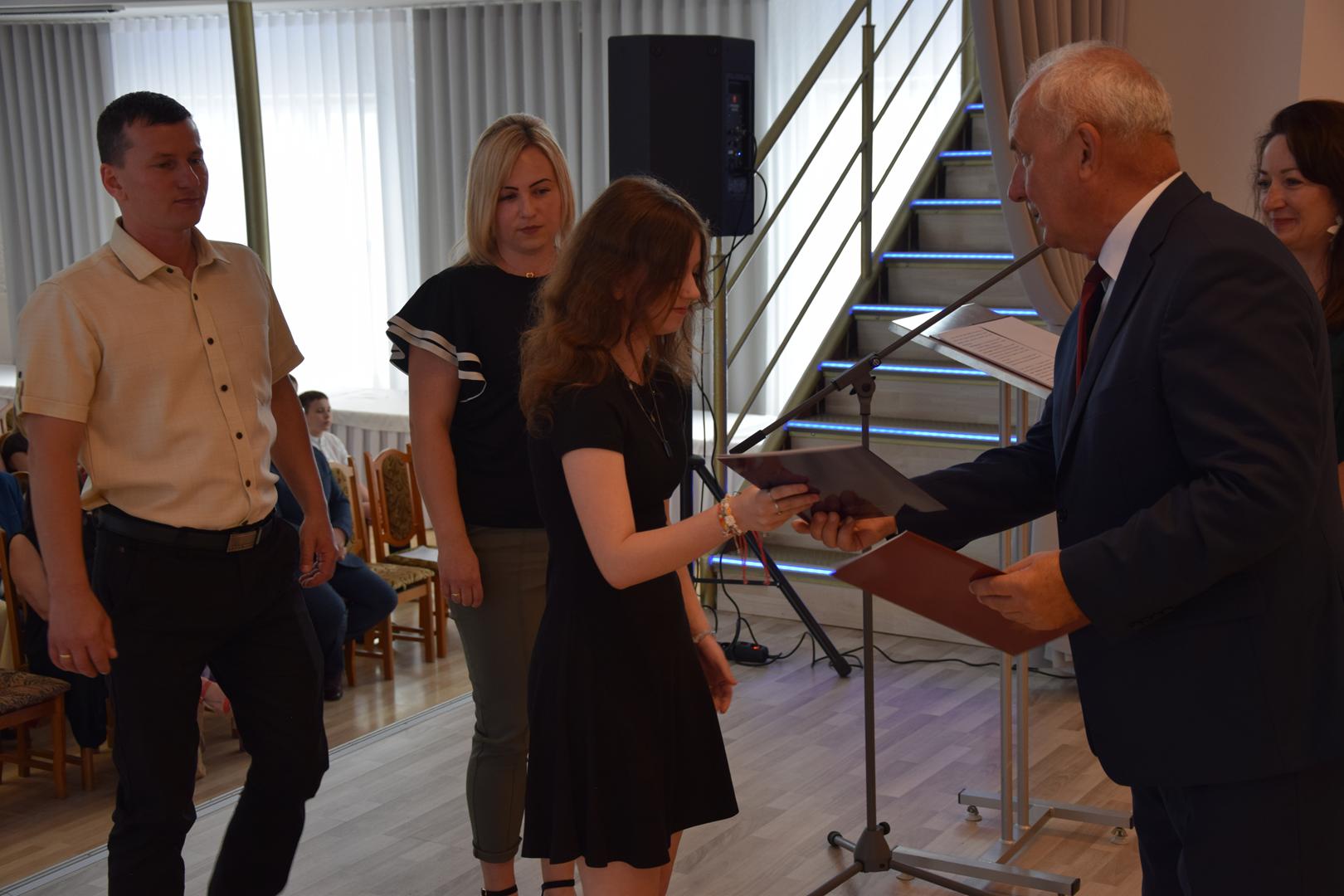 Zdjęcie przedstawia moment rozdania nagród i&nbsp;wyróżnień dla uczniów z&nbsp;najwyższą średnią ocen w&nbsp;Gminie Mierzęcice