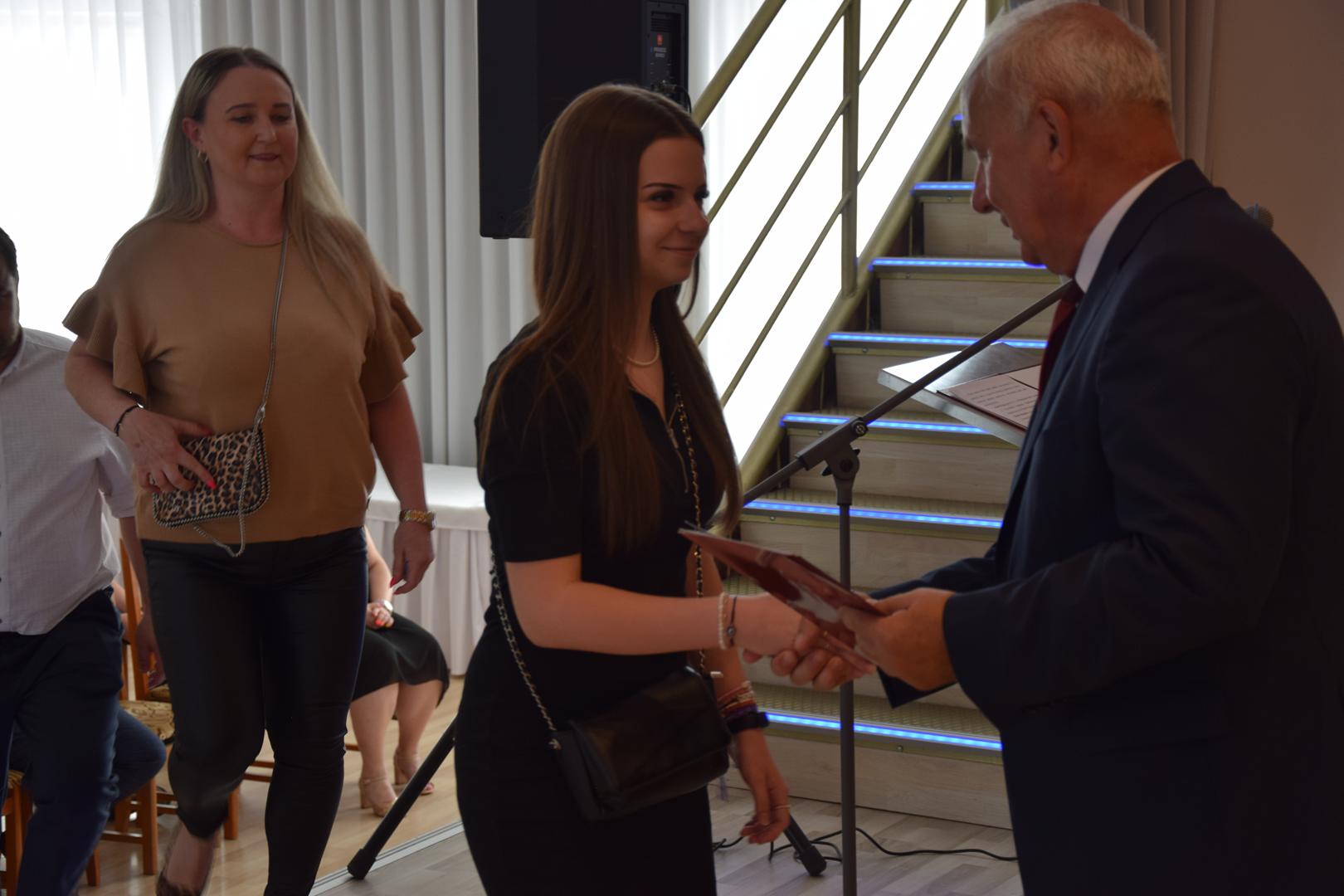 Zdjęcie przedstawia moment rozdania nagród i&nbsp;wyróżnień dla uczniów z&nbsp;najwyższą średnią ocen w&nbsp;Gminie Mierzęcice