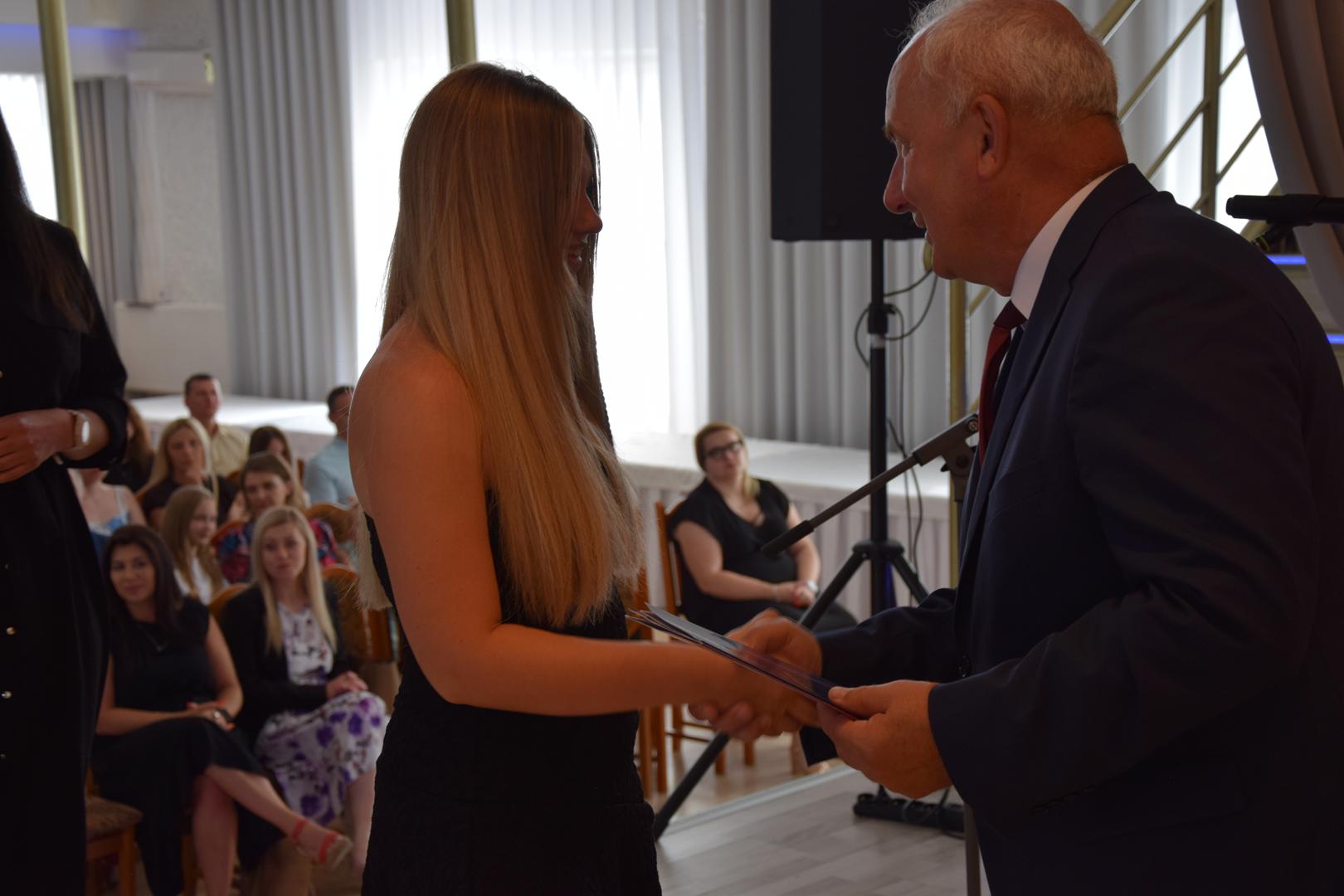 Zdjęcie przedstawia moment rozdania nagród i&nbsp;wyróżnień dla uczniów z&nbsp;najwyższą średnią ocen w&nbsp;Gminie Mierzęcice