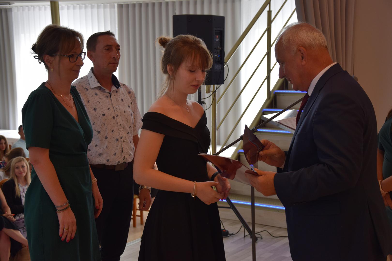 Zdjęcie przedstawia moment rozdania nagród i&nbsp;wyróżnień dla uczniów z&nbsp;najwyższą średnią ocen w&nbsp;Gminie Mierzęcice