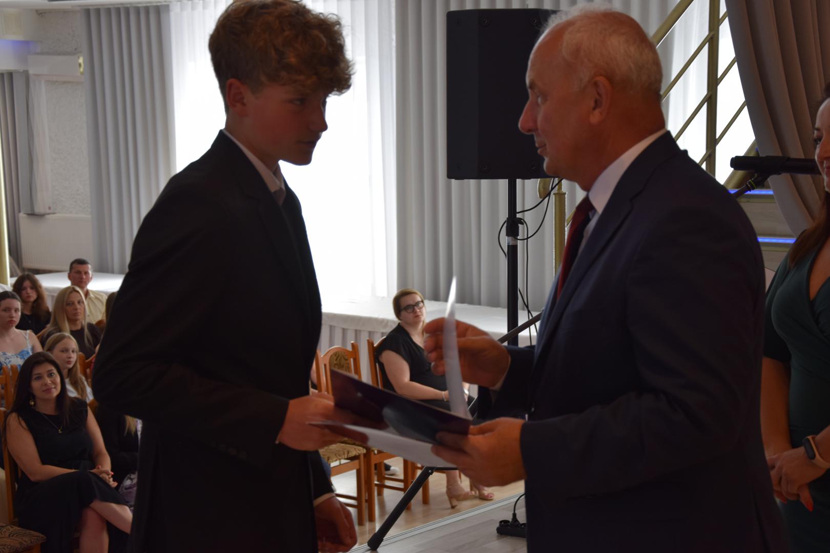 Zdjęcie przedstawia moment rozdania nagród i&nbsp;wyróżnień dla uczniów z&nbsp;najwyższą średnią ocen w&nbsp;Gminie Mierzęcice