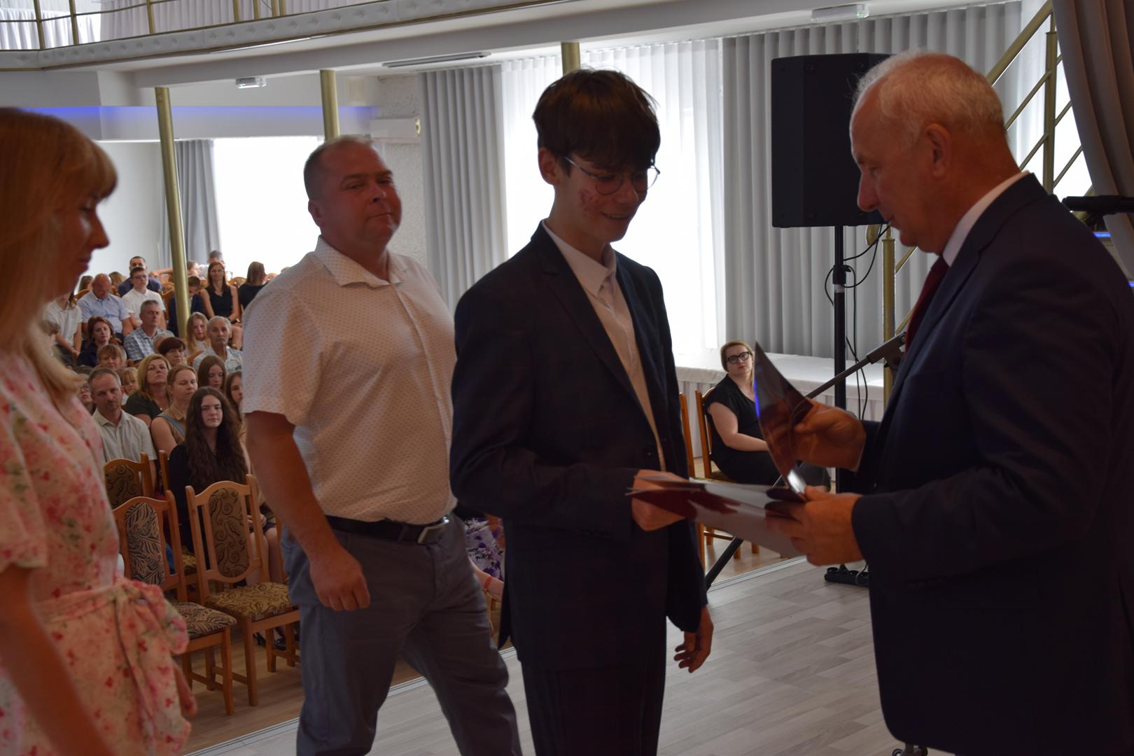 Zdjęcie przedstawia moment rozdania nagród i&nbsp;wyróżnień dla uczniów z&nbsp;najwyższą średnią ocen w&nbsp;Gminie Mierzęcice