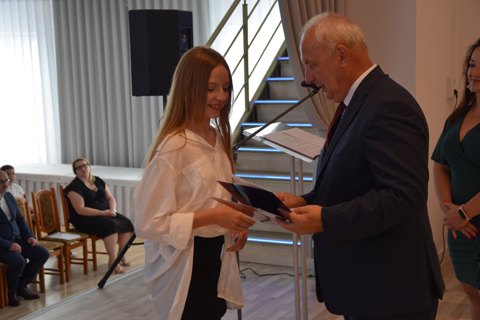 Zdjęcie przedstawia moment rozdania nagród i&nbsp;wyróżnień dla uczniów z&nbsp;najwyższą średnią ocen w&nbsp;Gminie Mierzęcice