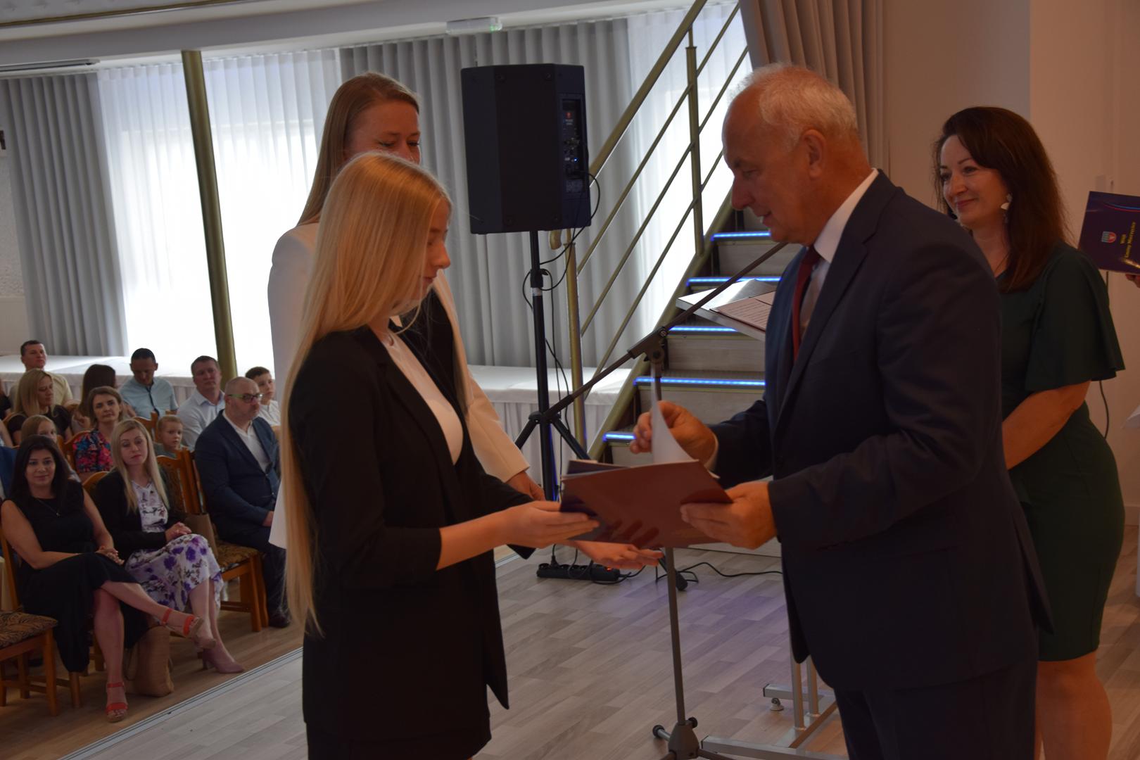 Zdjęcie przedstawia moment rozdania nagród i&nbsp;wyróżnień dla uczniów z&nbsp;najwyższą średnią ocen w&nbsp;Gminie Mierzęcice
