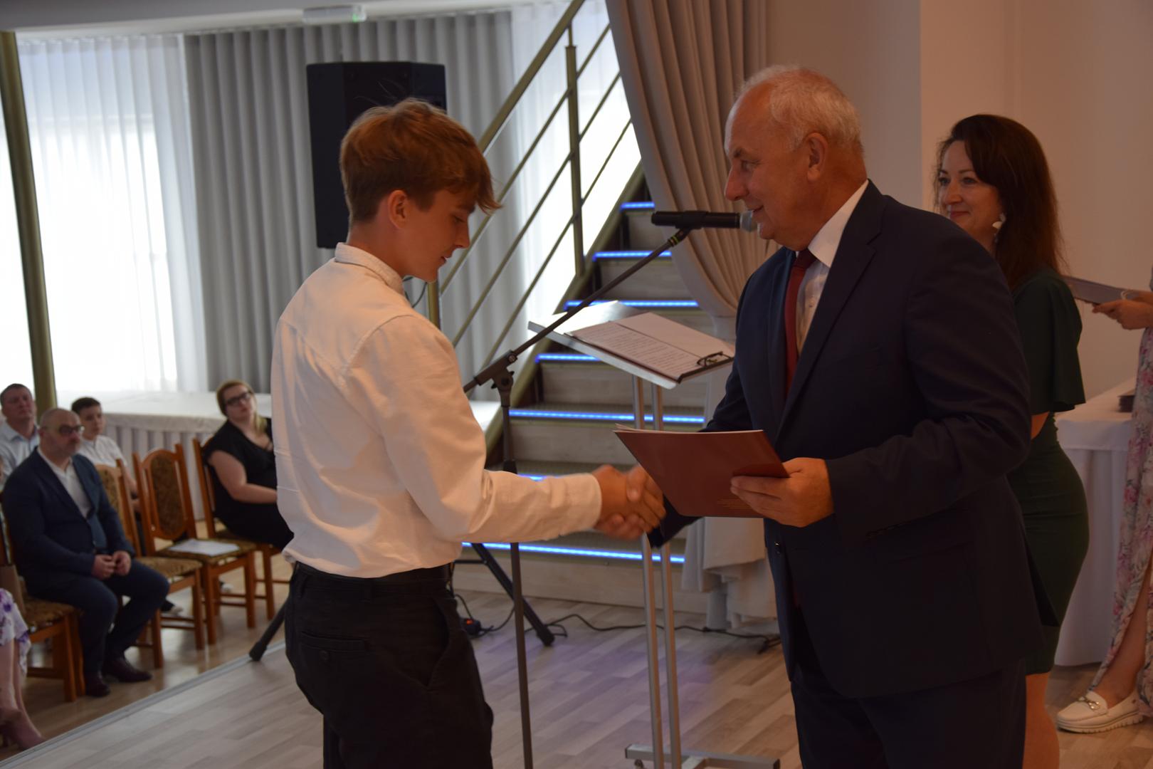 Zdjęcie przedstawia moment rozdania nagród i&nbsp;wyróżnień dla uczniów z&nbsp;najwyższą średnią ocen w&nbsp;Gminie Mierzęcice