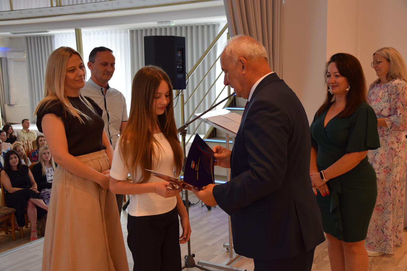 Zdjęcie przedstawia moment rozdania nagród i&nbsp;wyróżnień dla uczniów z&nbsp;najwyższą średnią ocen w&nbsp;Gminie Mierzęcice