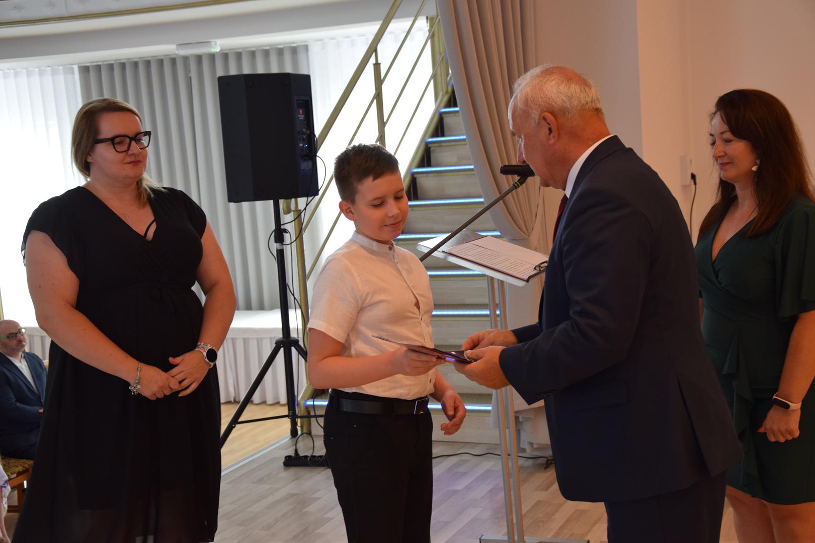 Zdjęcie przedstawia moment rozdania nagród i&nbsp;wyróżnień dla uczniów z&nbsp;najwyższą średnią ocen w&nbsp;Gminie Mierzęcice