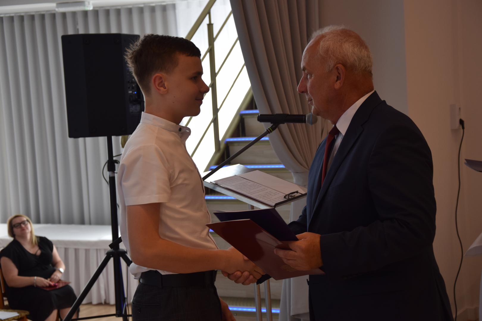 Zdjęcie przedstawia moment rozdania nagród i&nbsp;wyróżnień dla uczniów z&nbsp;najwyższą średnią ocen w&nbsp;Gminie Mierzęcice