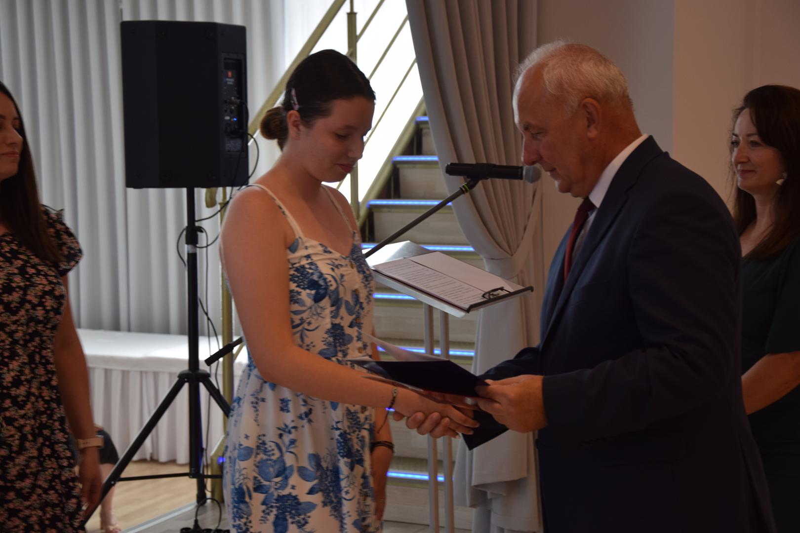 Zdjęcie przedstawia moment rozdania nagród i&nbsp;wyróżnień dla uczniów z&nbsp;najwyższą średnią ocen w&nbsp;Gminie Mierzęcice