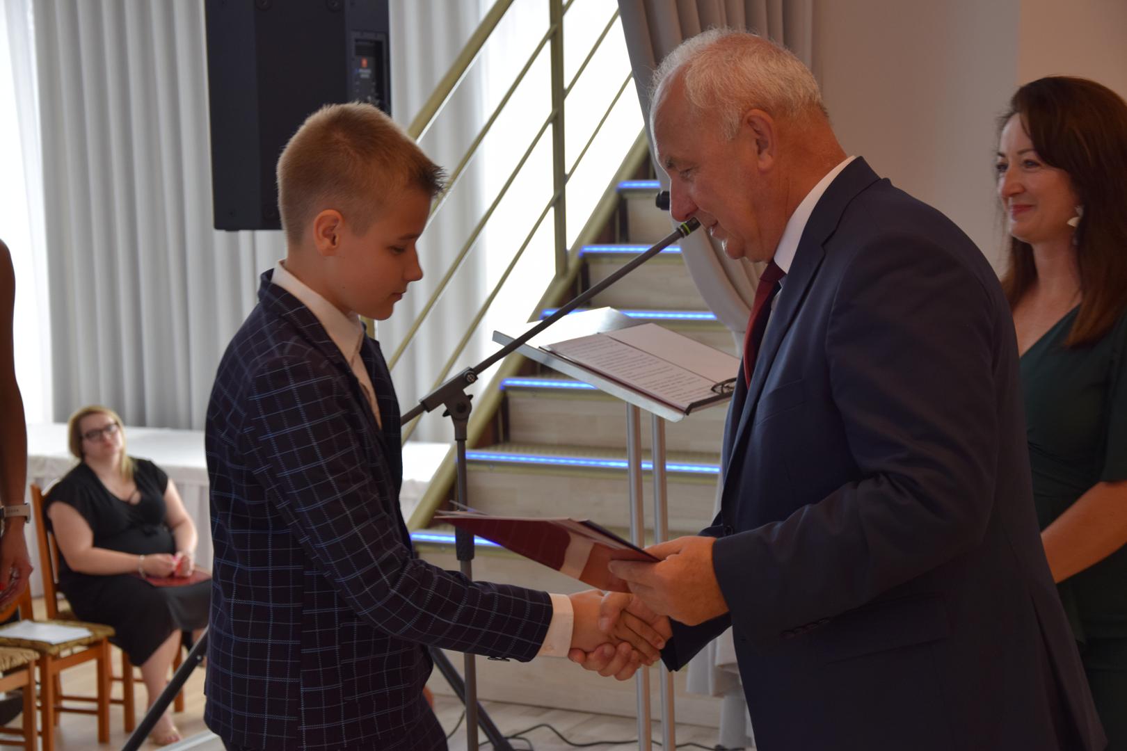 Zdjęcie przedstawia moment rozdania nagród i&nbsp;wyróżnień dla uczniów z&nbsp;najwyższą średnią ocen w&nbsp;Gminie Mierzęcice