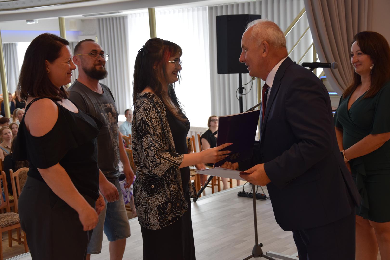 Zdjęcie przedstawia moment rozdania nagród i&nbsp;wyróżnień dla uczniów z&nbsp;najwyższą średnią ocen w&nbsp;Gminie Mierzęcice