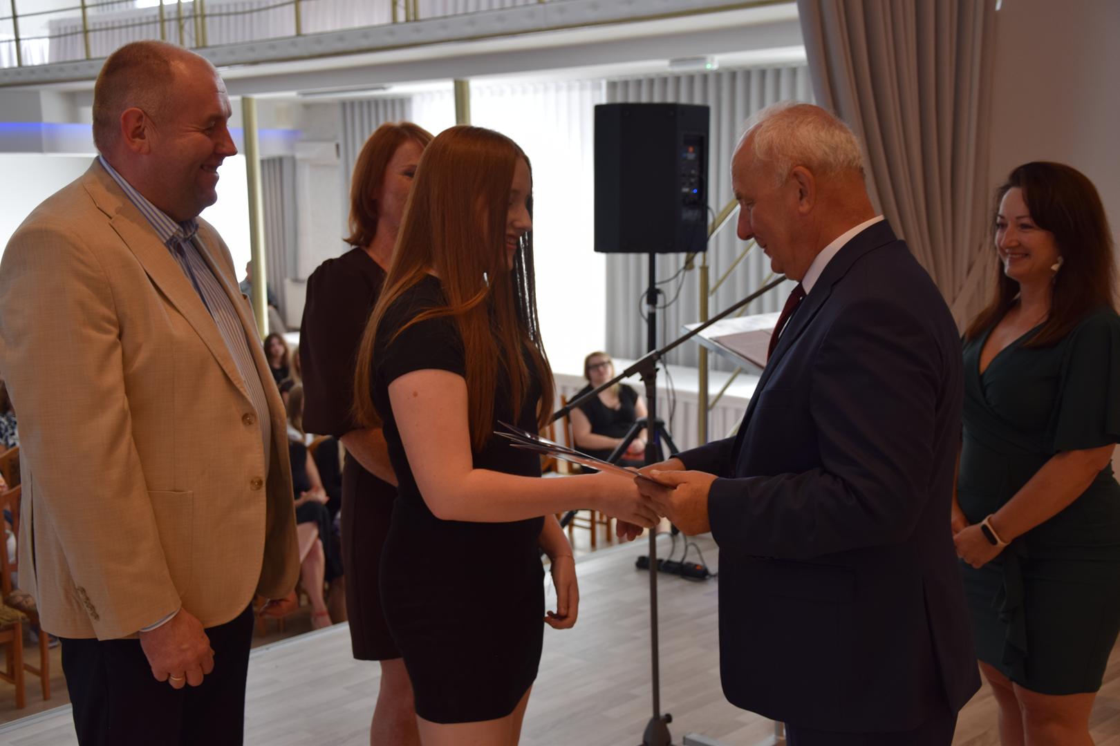 Zdjęcie przedstawia moment rozdania nagród i&nbsp;wyróżnień dla uczniów z&nbsp;najwyższą średnią ocen w&nbsp;Gminie Mierzęcice