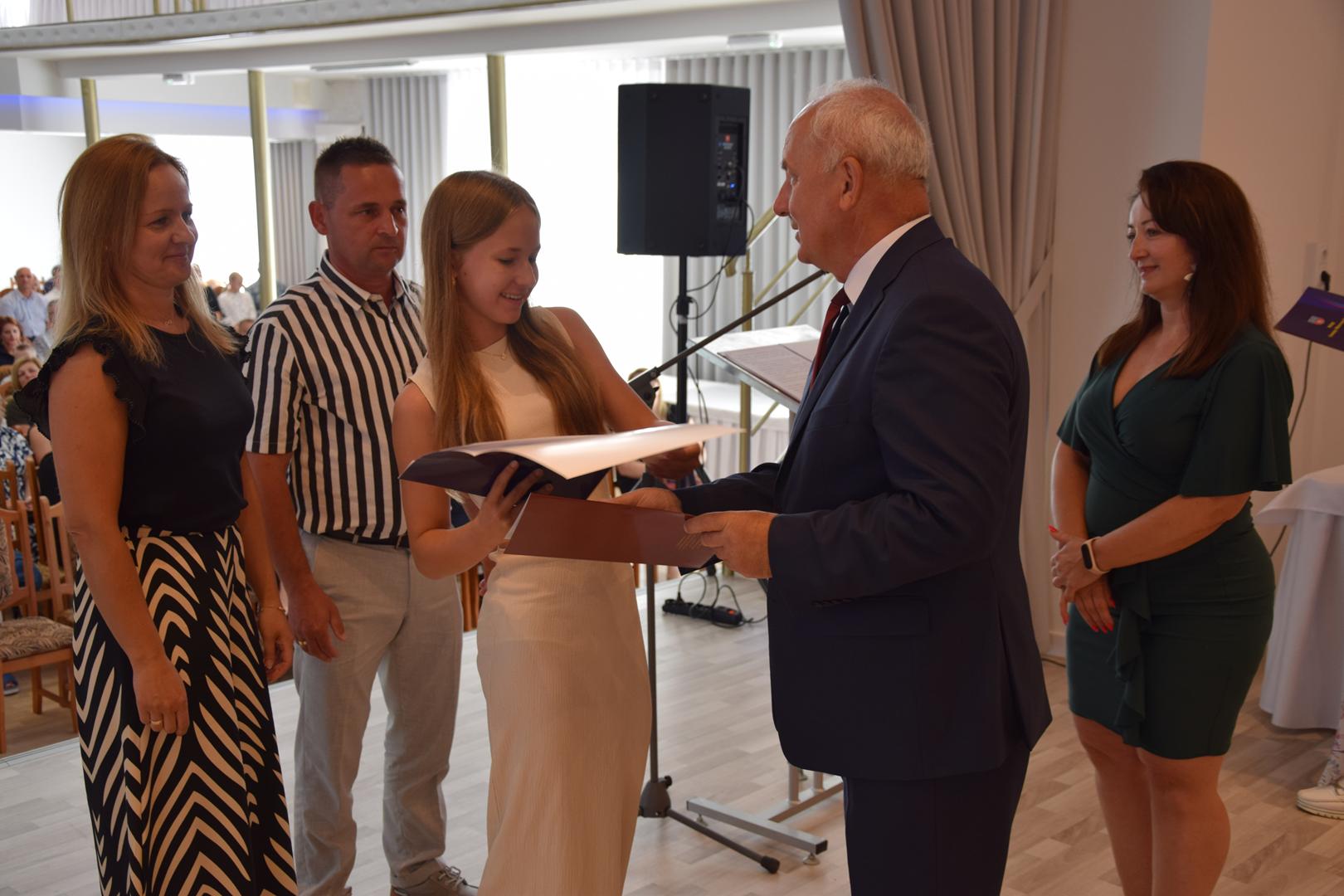 Zdjęcie przedstawia moment rozdania nagród i&nbsp;wyróżnień dla uczniów z&nbsp;najwyższą średnią ocen w&nbsp;Gminie Mierzęcice