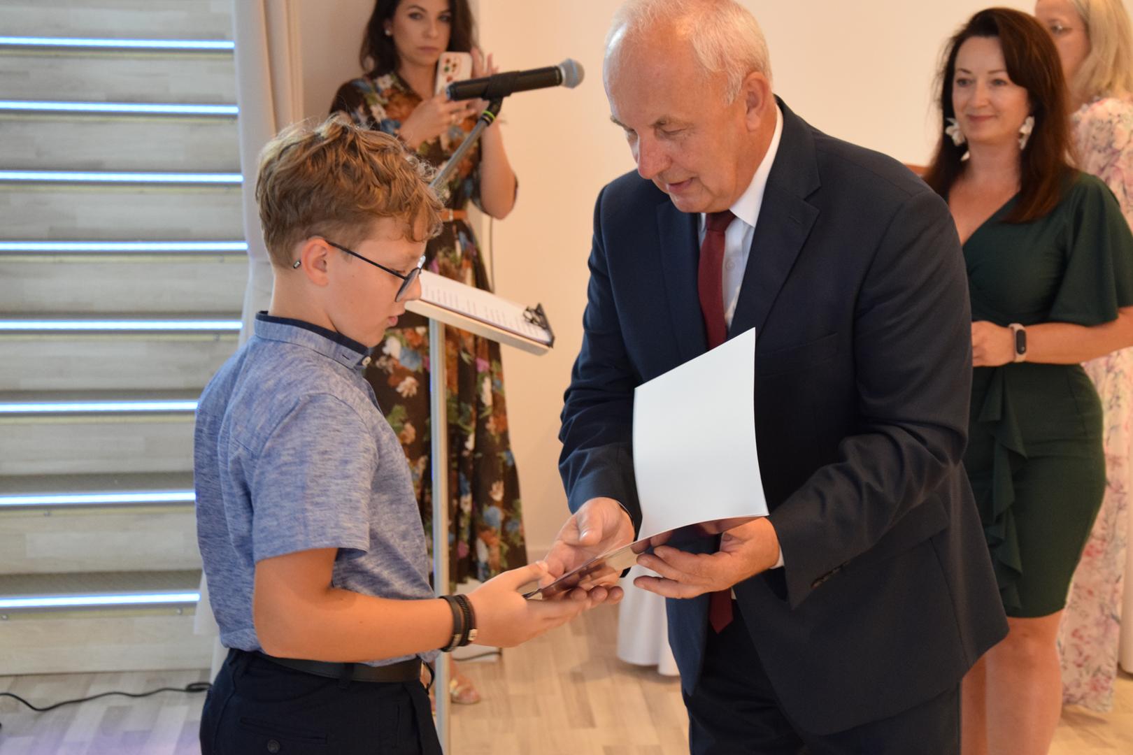 Zdjęcie przedstawia moment rozdania nagród i&nbsp;wyróżnień dla uczniów z&nbsp;najwyższą średnią ocen w&nbsp;Gminie Mierzęcice