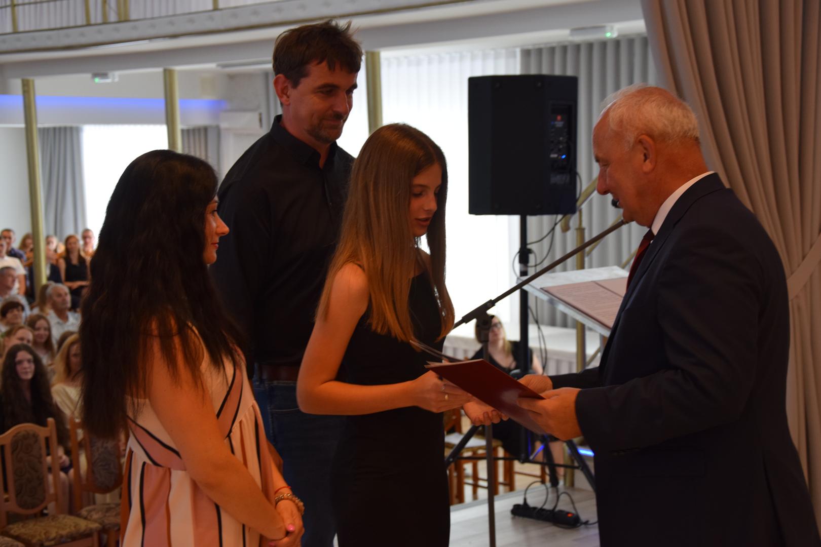 Zdjęcie przedstawia moment rozdania nagród i&nbsp;wyróżnień dla uczniów z&nbsp;najwyższą średnią ocen w&nbsp;Gminie Mierzęcice