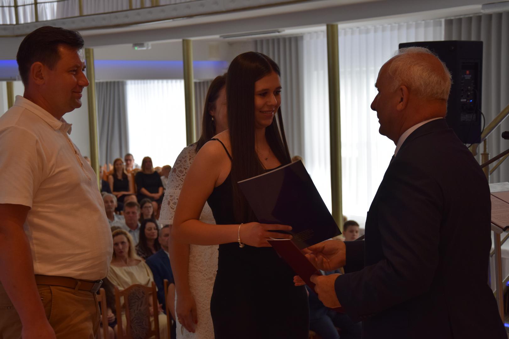 Zdjęcie przedstawia moment rozdania nagród i&nbsp;wyróżnień dla uczniów z&nbsp;najwyższą średnią ocen w&nbsp;Gminie Mierzęcice