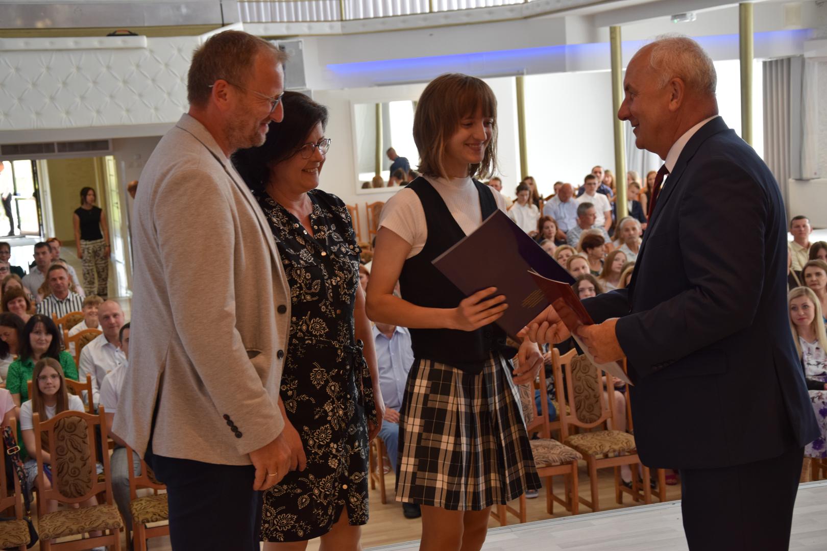 Zdjęcie przedstawia moment rozdania nagród i&nbsp;wyróżnień dla uczniów z&nbsp;najwyższą średnią ocen w&nbsp;Gminie Mierzęcice