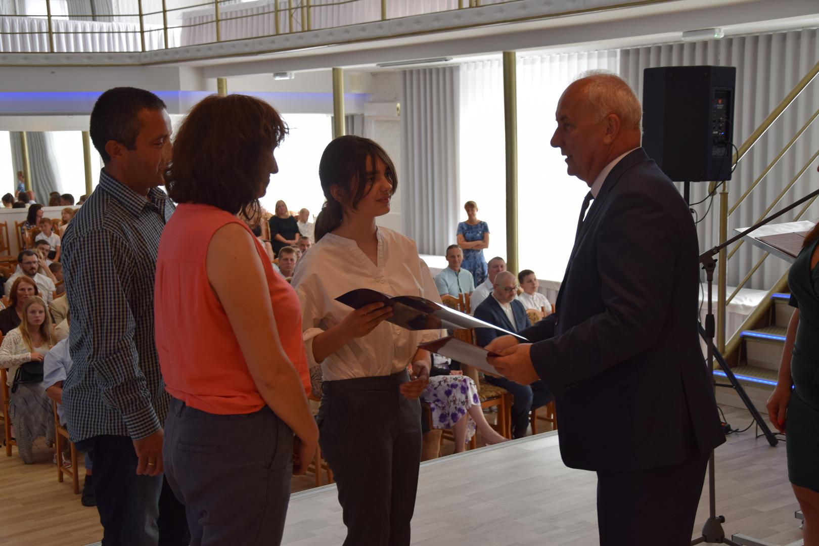 Zdjęcie przedstawia moment rozdania nagród i&nbsp;wyróżnień dla uczniów z&nbsp;najwyższą średnią ocen w&nbsp;Gminie Mierzęcice