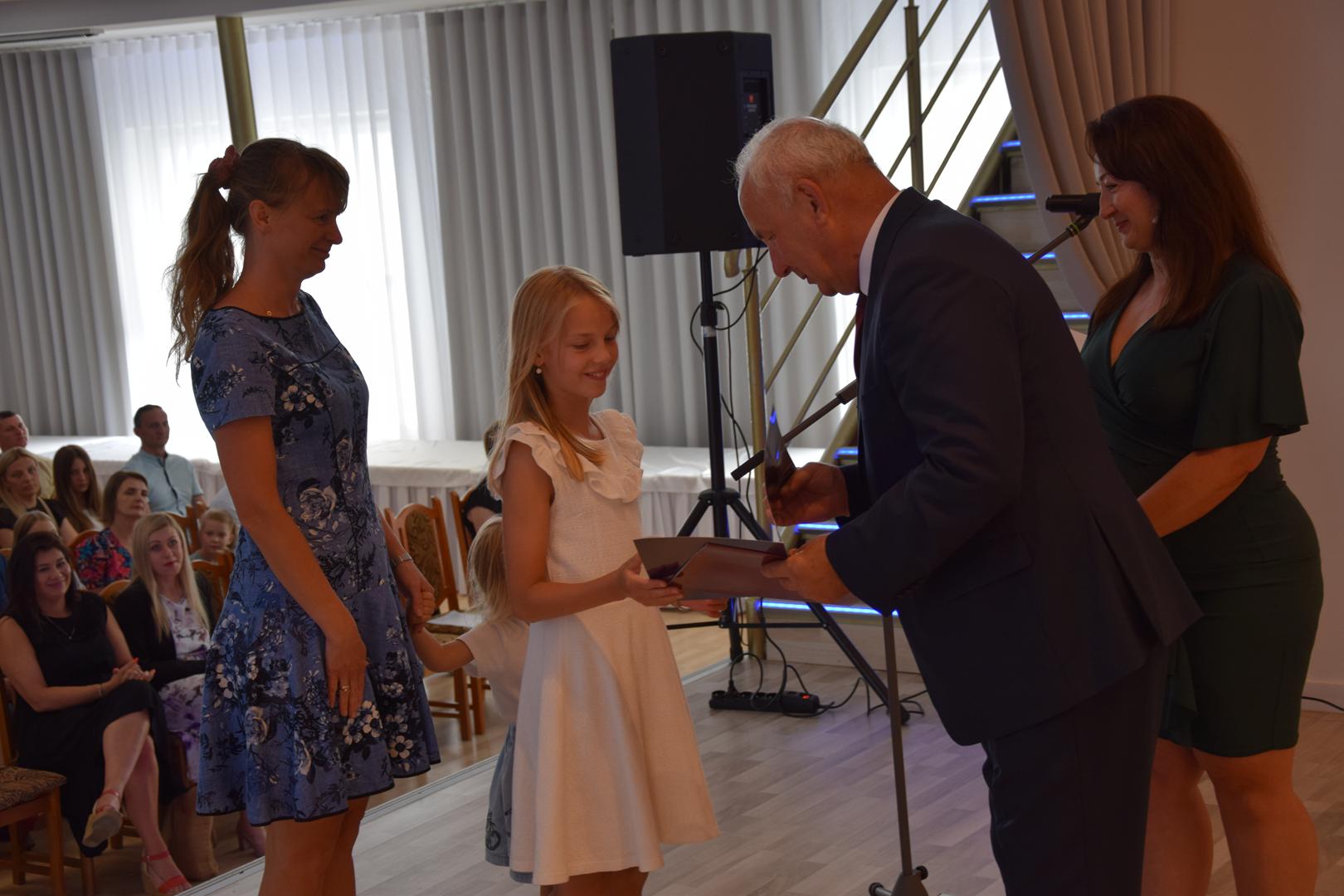 Zdjęcie przedstawia moment rozdania nagród i&nbsp;wyróżnień dla uczniów z&nbsp;najwyższą średnią ocen w&nbsp;Gminie Mierzęcice