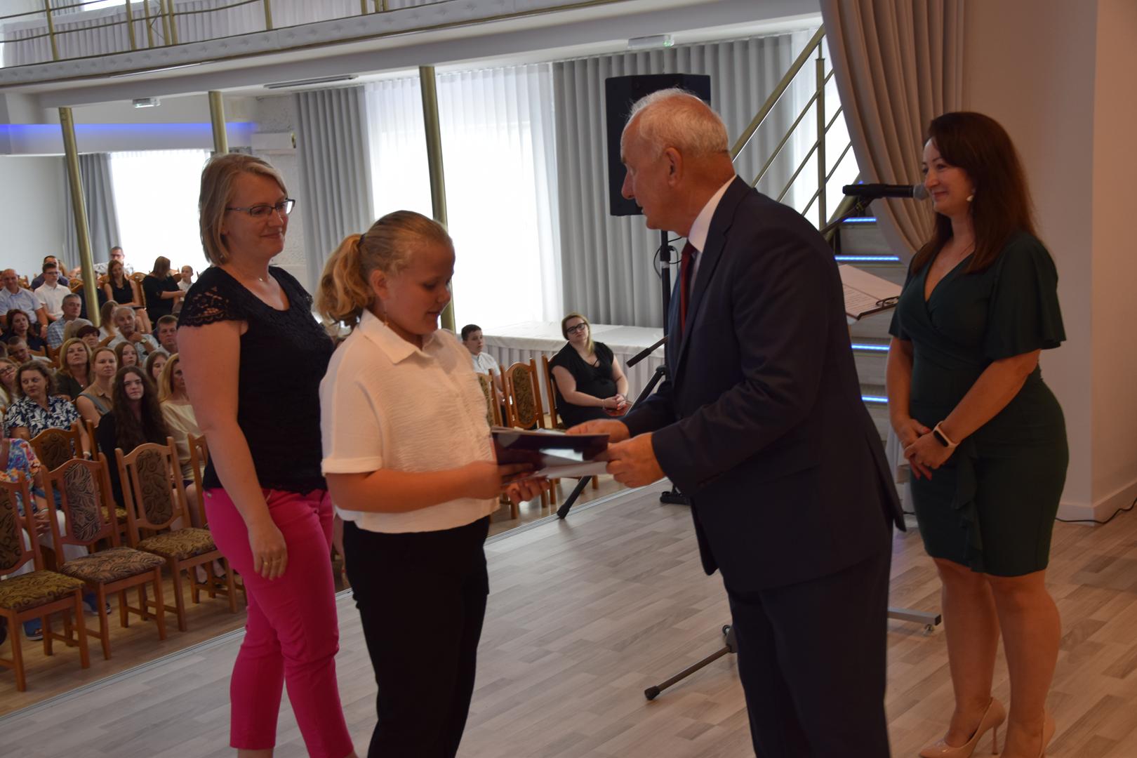 Zdjęcie przedstawia moment rozdania nagród i&nbsp;wyróżnień dla uczniów z&nbsp;najwyższą średnią ocen w&nbsp;Gminie Mierzęcice