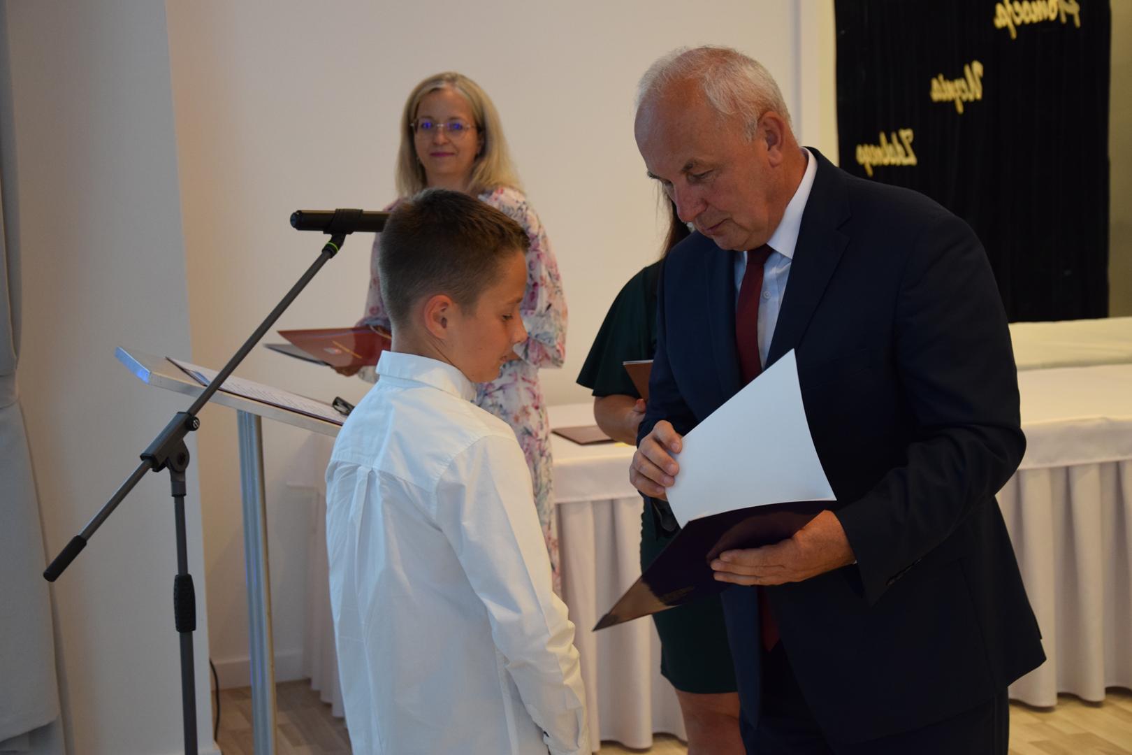 Zdjęcie przedstawia moment rozdania nagród i&nbsp;wyróżnień dla uczniów z&nbsp;najwyższą średnią ocen w&nbsp;Gminie Mierzęcice
