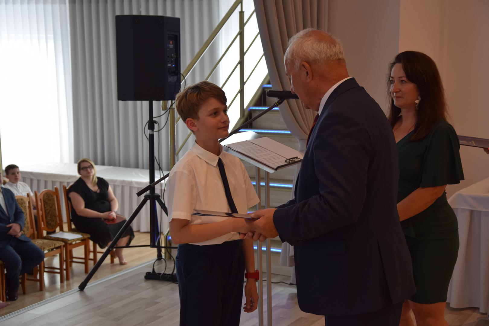 Zdjęcie przedstawia moment rozdania nagród i&nbsp;wyróżnień dla uczniów z&nbsp;najwyższą średnią ocen w&nbsp;Gminie Mierzęcice