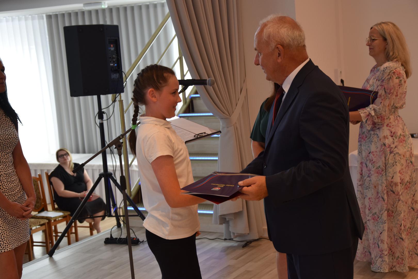 Zdjęcie przedstawia moment rozdania nagród i&nbsp;wyróżnień dla uczniów z&nbsp;najwyższą średnią ocen w&nbsp;Gminie Mierzęcice