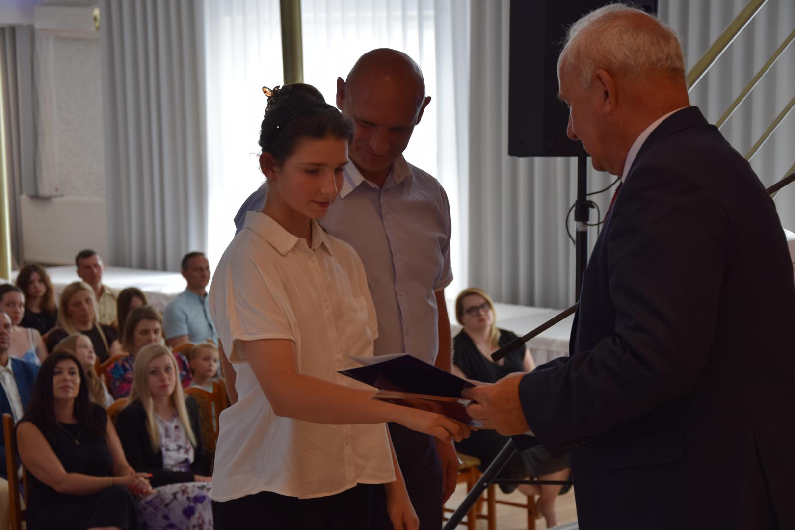 Zdjęcie przedstawia moment rozdania nagród i&nbsp;wyróżnień dla uczniów z&nbsp;najwyższą średnią ocen w&nbsp;Gminie Mierzęcice