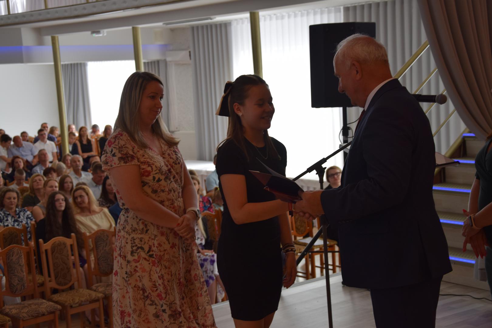 Zdjęcie przedstawia moment rozdania nagród i&nbsp;wyróżnień dla uczniów z&nbsp;najwyższą średnią ocen w&nbsp;Gminie Mierzęcice