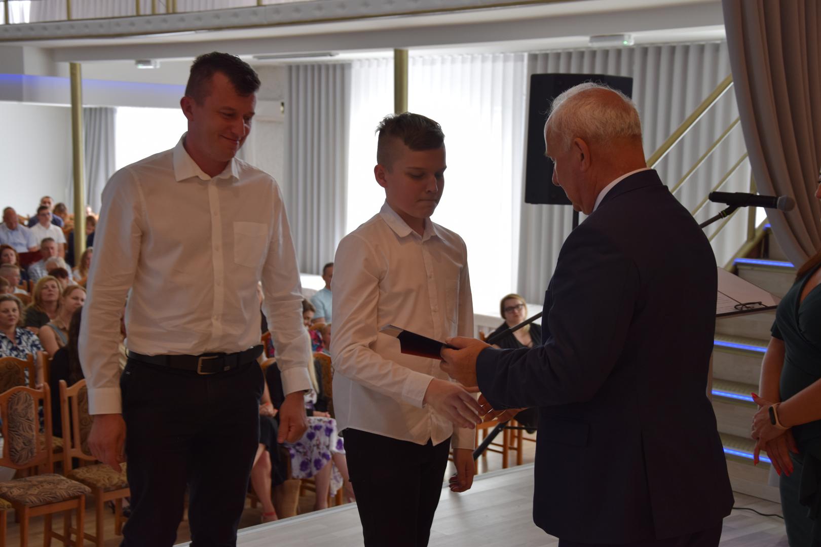 Zdjęcie przedstawia moment rozdania nagród i&nbsp;wyróżnień dla uczniów z&nbsp;najwyższą średnią ocen w&nbsp;Gminie Mierzęcice