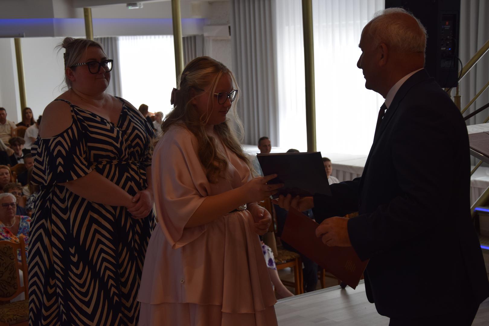 Zdjęcie przedstawia moment rozdania nagród i&nbsp;wyróżnień dla uczniów z&nbsp;najwyższą średnią ocen w&nbsp;Gminie Mierzęcice