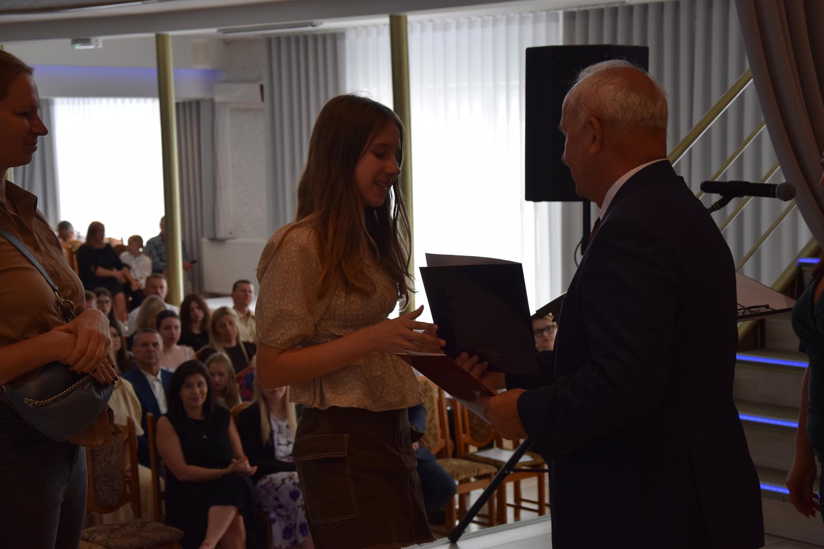 Zdjęcie przedstawia moment rozdania nagród i&nbsp;wyróżnień dla uczniów z&nbsp;najwyższą średnią ocen w&nbsp;Gminie Mierzęcice