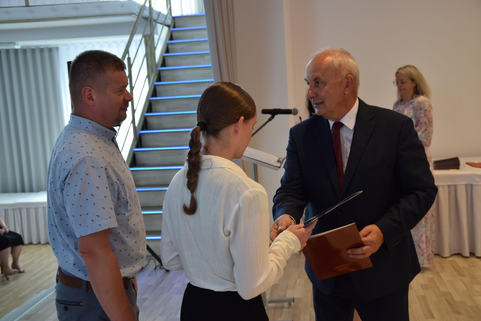 Zdjęcie przedstawia moment rozdania nagród i&nbsp;wyróżnień dla uczniów z&nbsp;najwyższą średnią ocen w&nbsp;Gminie Mierzęcice