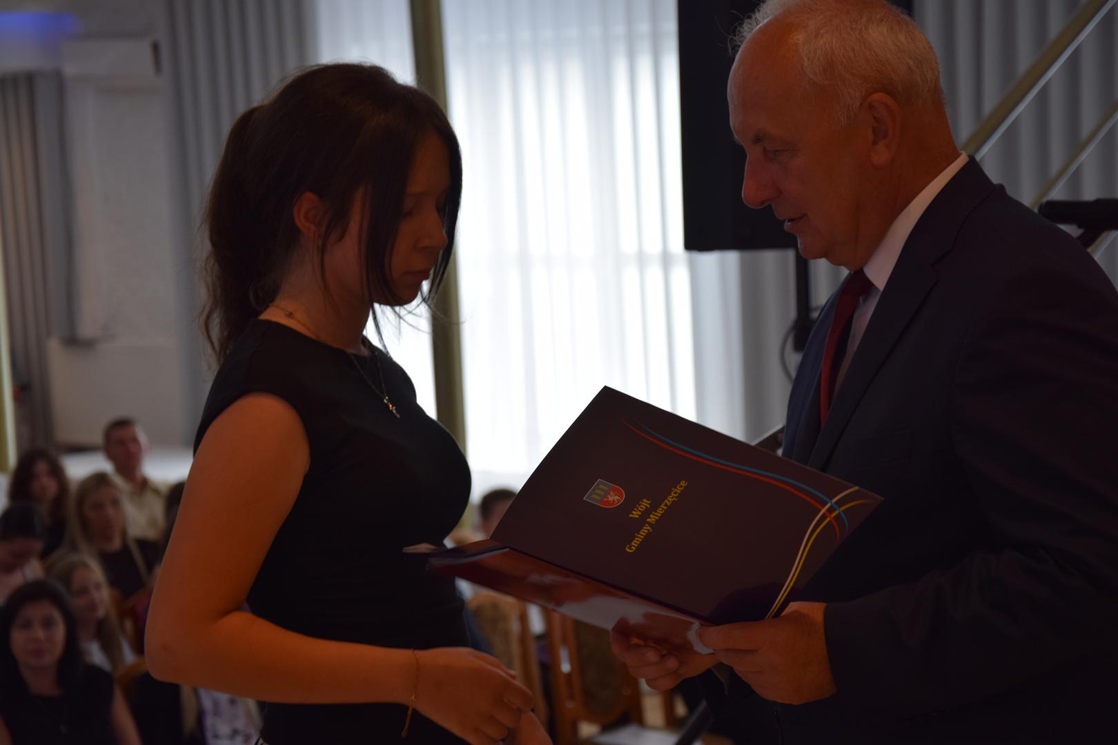 Zdjęcie przedstawia moment rozdania nagród i&nbsp;wyróżnień dla uczniów z&nbsp;najwyższą średnią ocen w&nbsp;Gminie Mierzęcice