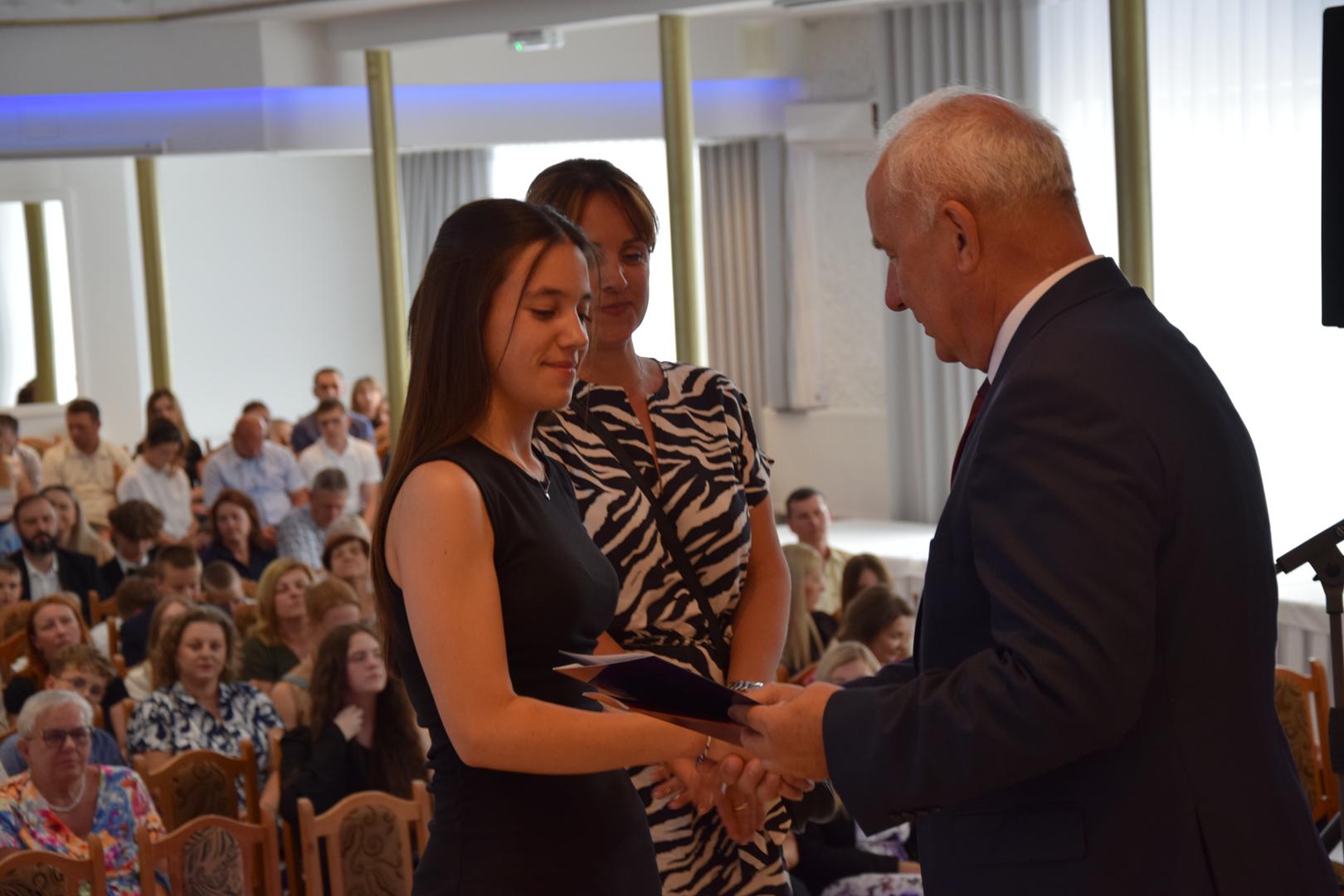 Zdjęcie przedstawia moment rozdania nagród i&nbsp;wyróżnień dla uczniów z&nbsp;najwyższą średnią ocen w&nbsp;Gminie Mierzęcice