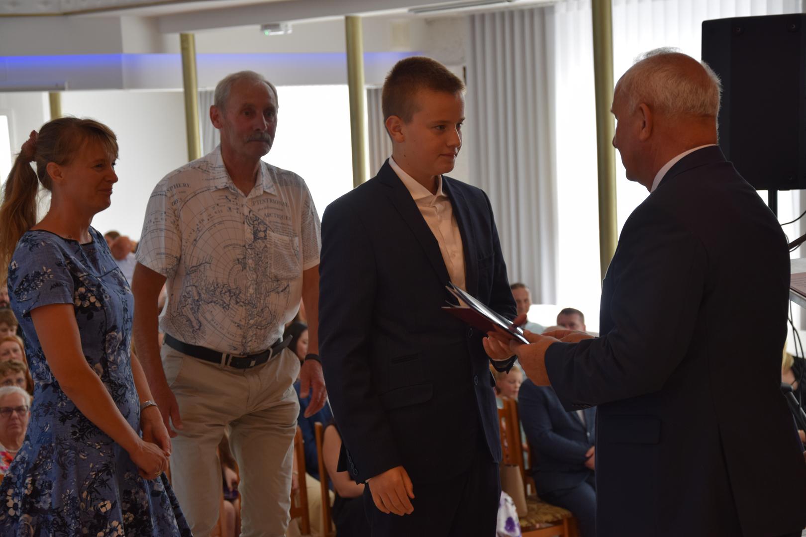 Zdjęcie przedstawia moment rozdania nagród i&nbsp;wyróżnień dla uczniów z&nbsp;najwyższą średnią ocen w&nbsp;Gminie Mierzęcice