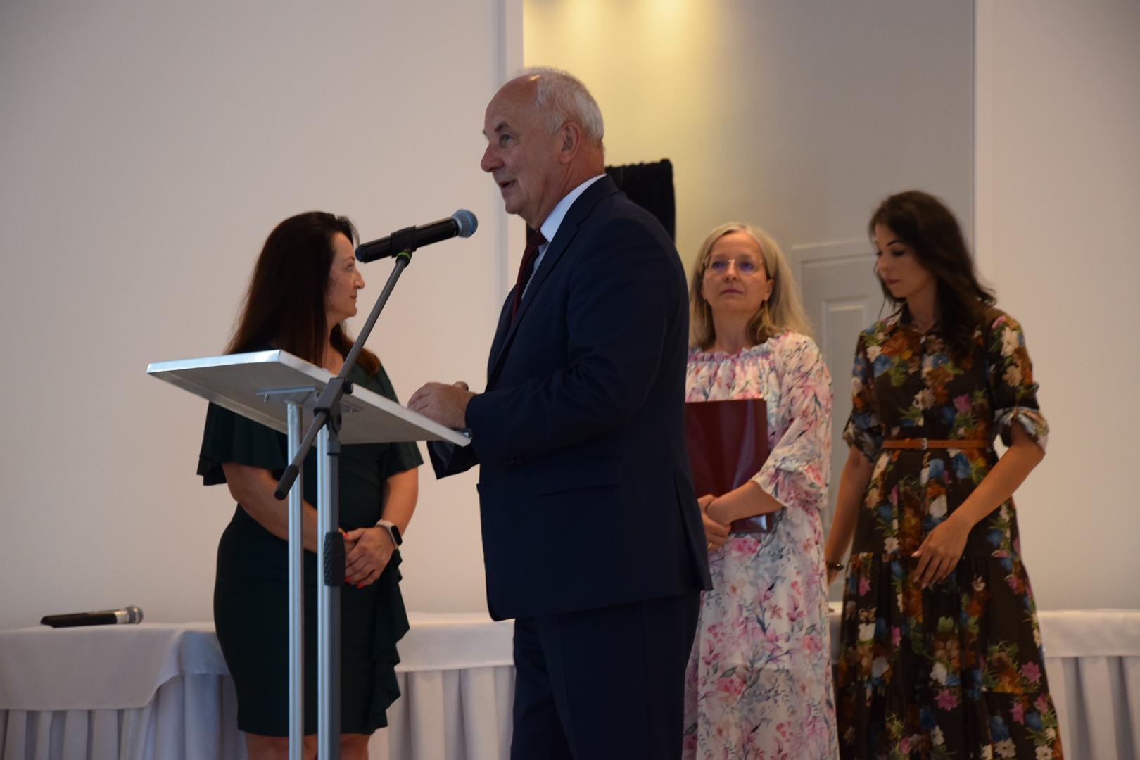 Zdjęcie przedstawia moment przemówienia Wójta Gminy Mierzęcice Grzegorza Podlejskiego