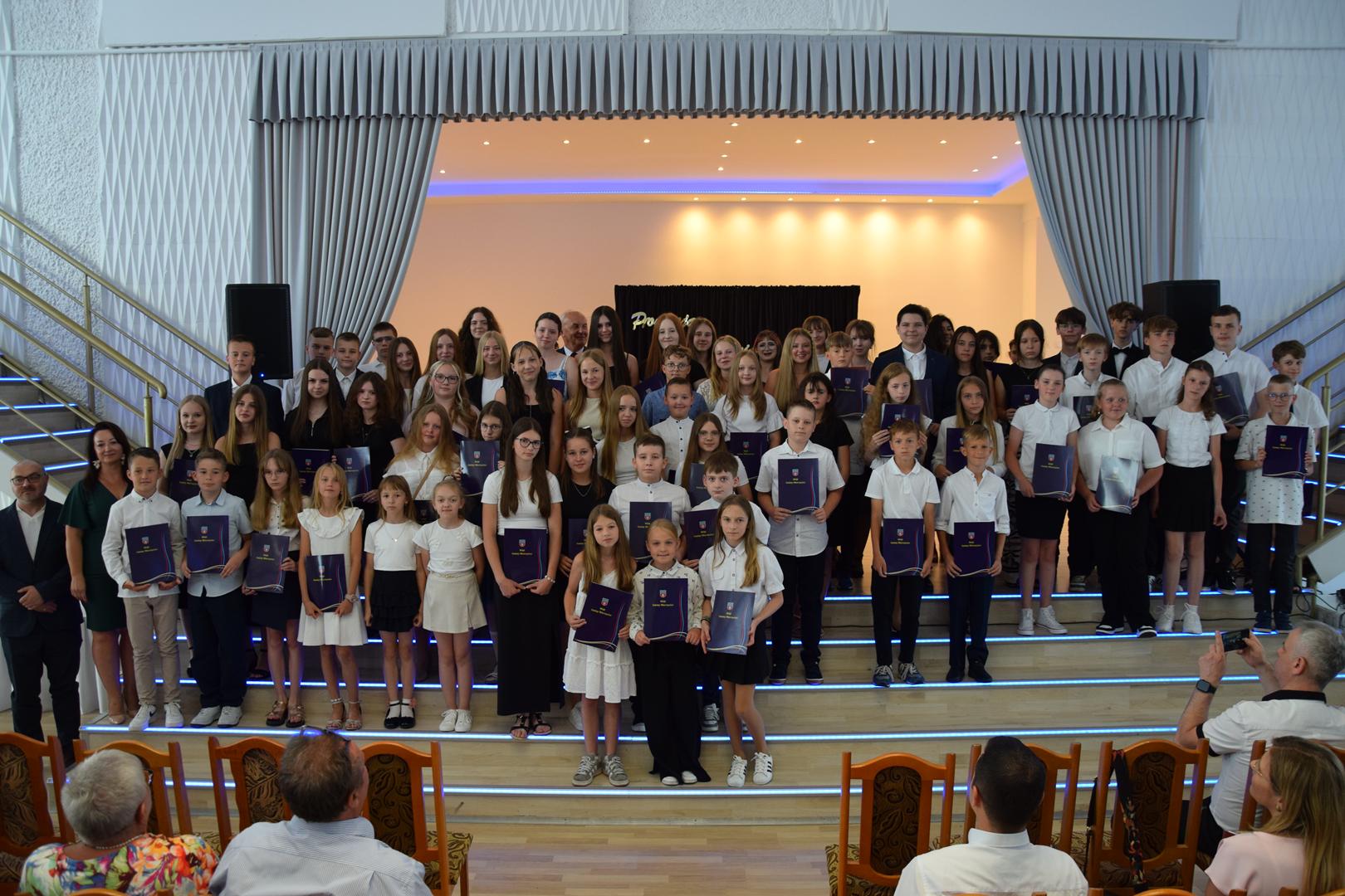 Zdjęcie przedstawia wszystkich nagrodzonych uczniów