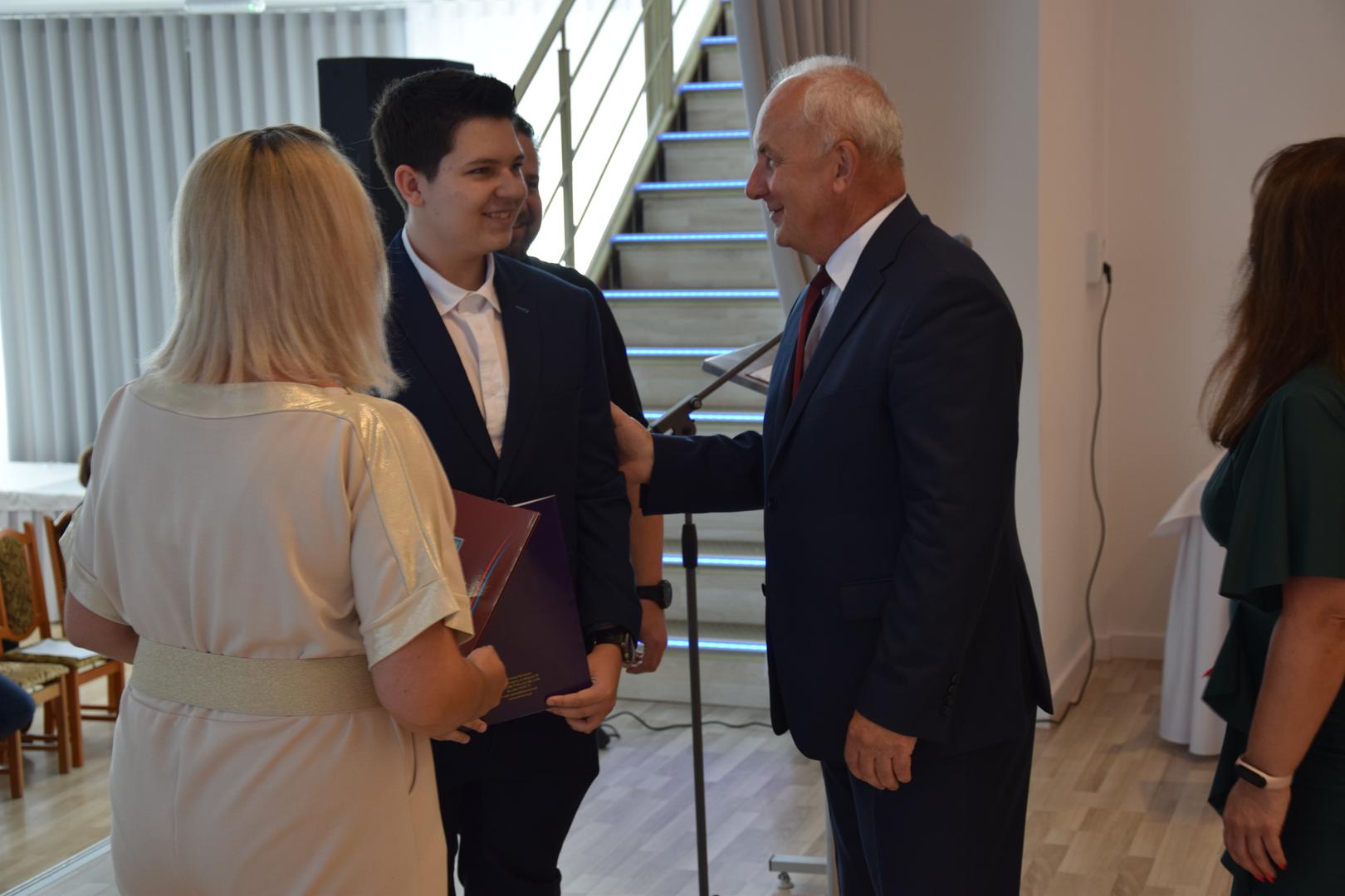 Zdjęcie przedstawia moment rozdania nagród i&nbsp;wyróżnień dla uczniów z&nbsp;najwyższą średnią ocen w&nbsp;Gminie Mierzęcice