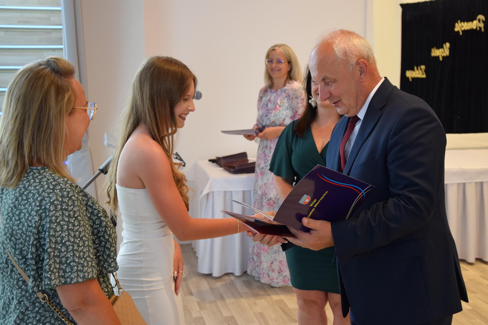 Zdjęcie przedstawia moment rozdania nagród i&nbsp;wyróżnień dla uczniów z&nbsp;najwyższą średnią ocen w&nbsp;Gminie Mierzęcice