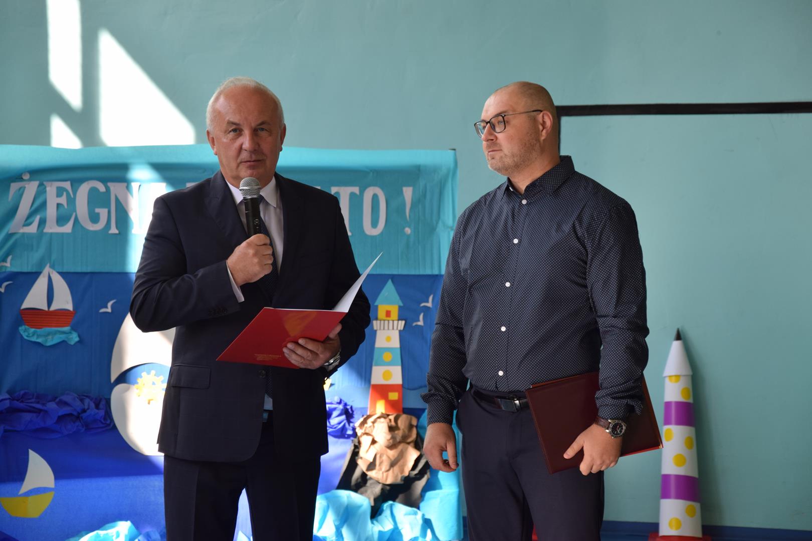 Zdjęcie przedstawiające wójta gminy oraz dyrektora szkoły