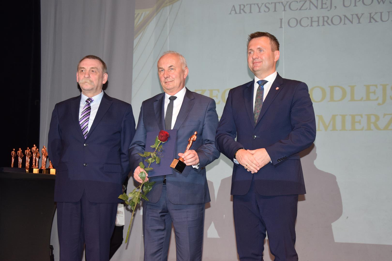 Zdjęcie przedstawiające Wójta Gminy Mierzęcice na rozdaniu nagród