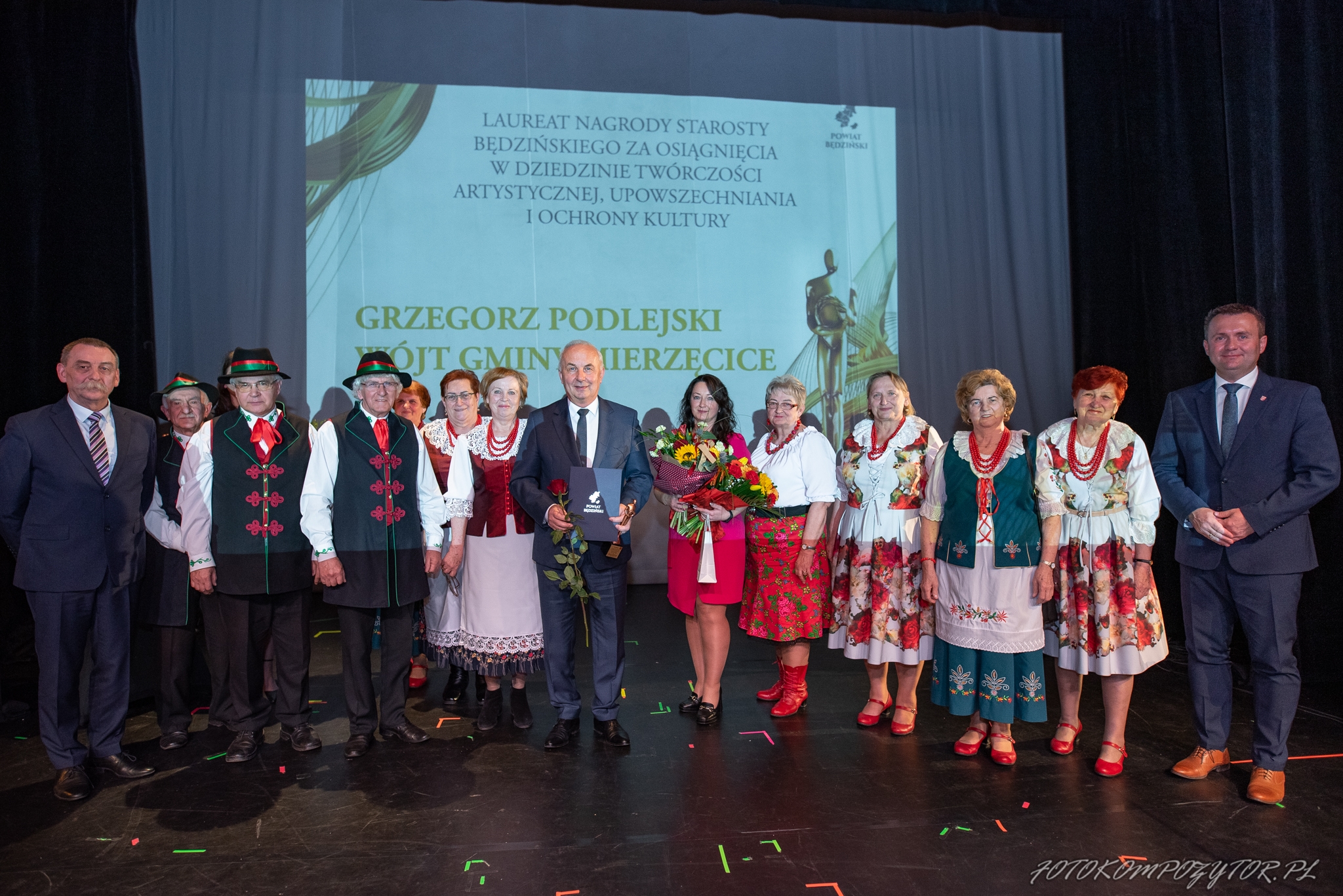 Zdjęcie przedstawiające KGW Mierzęcice, kapelę Mierzęcice oraz gości zaproszonych