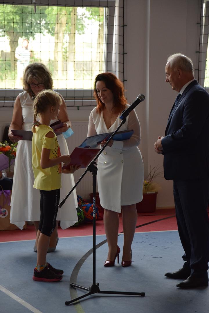 Zdjęcie przedstawiające moment rozdania dyplomów za wysoką średnią