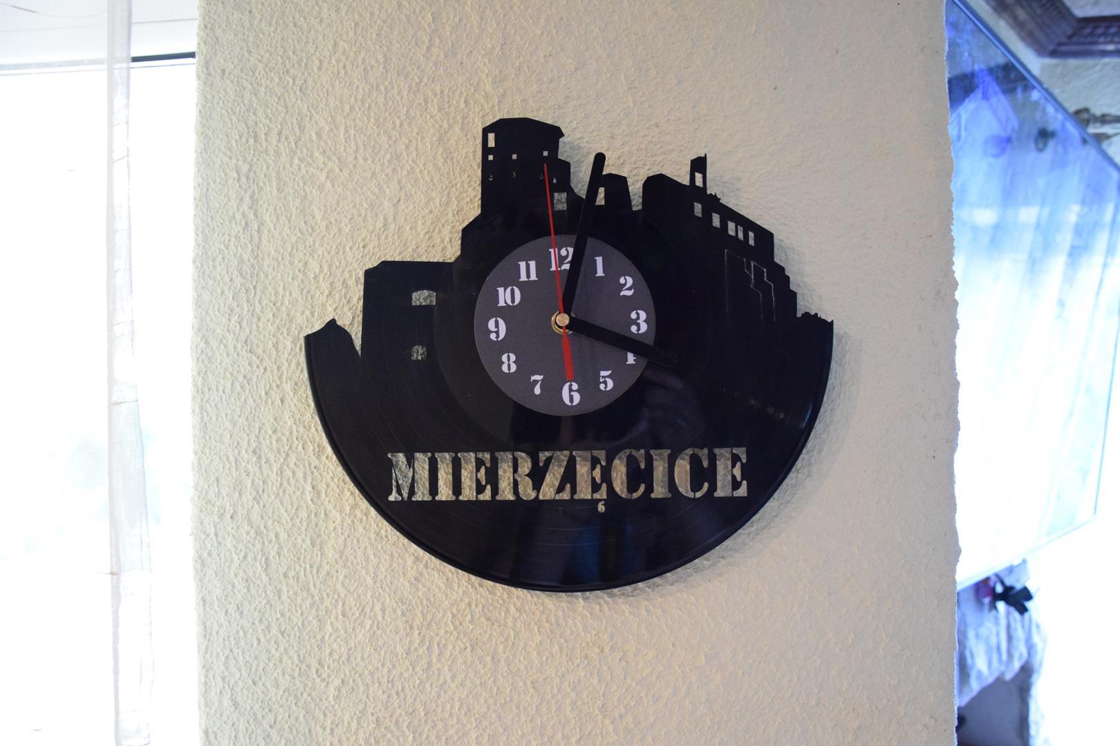 Zdjęcie przedstawiające zegar wykonany z płyty winylowej z napisem Mierzęcice