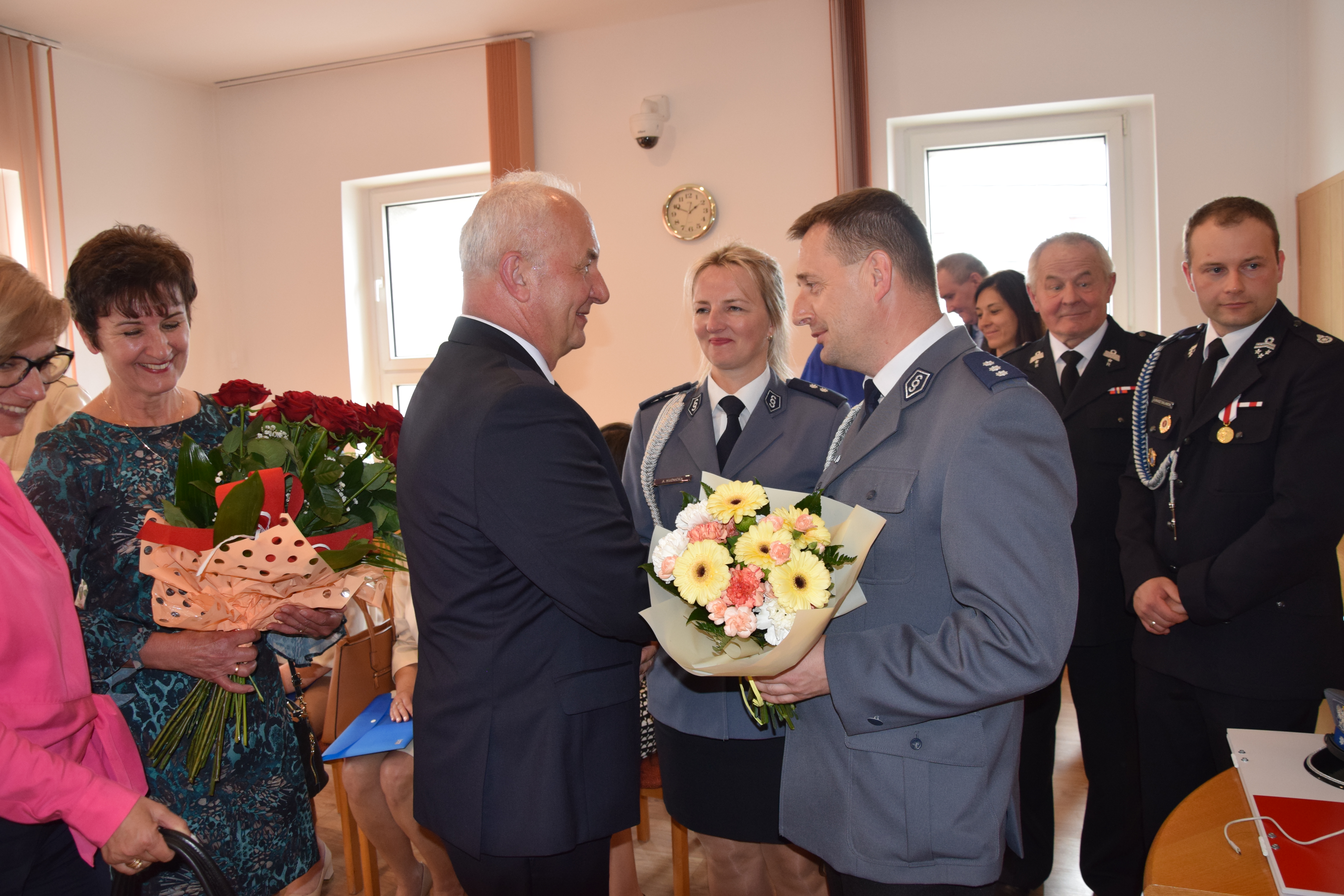 Zdjęcie przedstawia gratulacje w związku z zaprzysiężeniem Wójta Gminy Mierzęcice