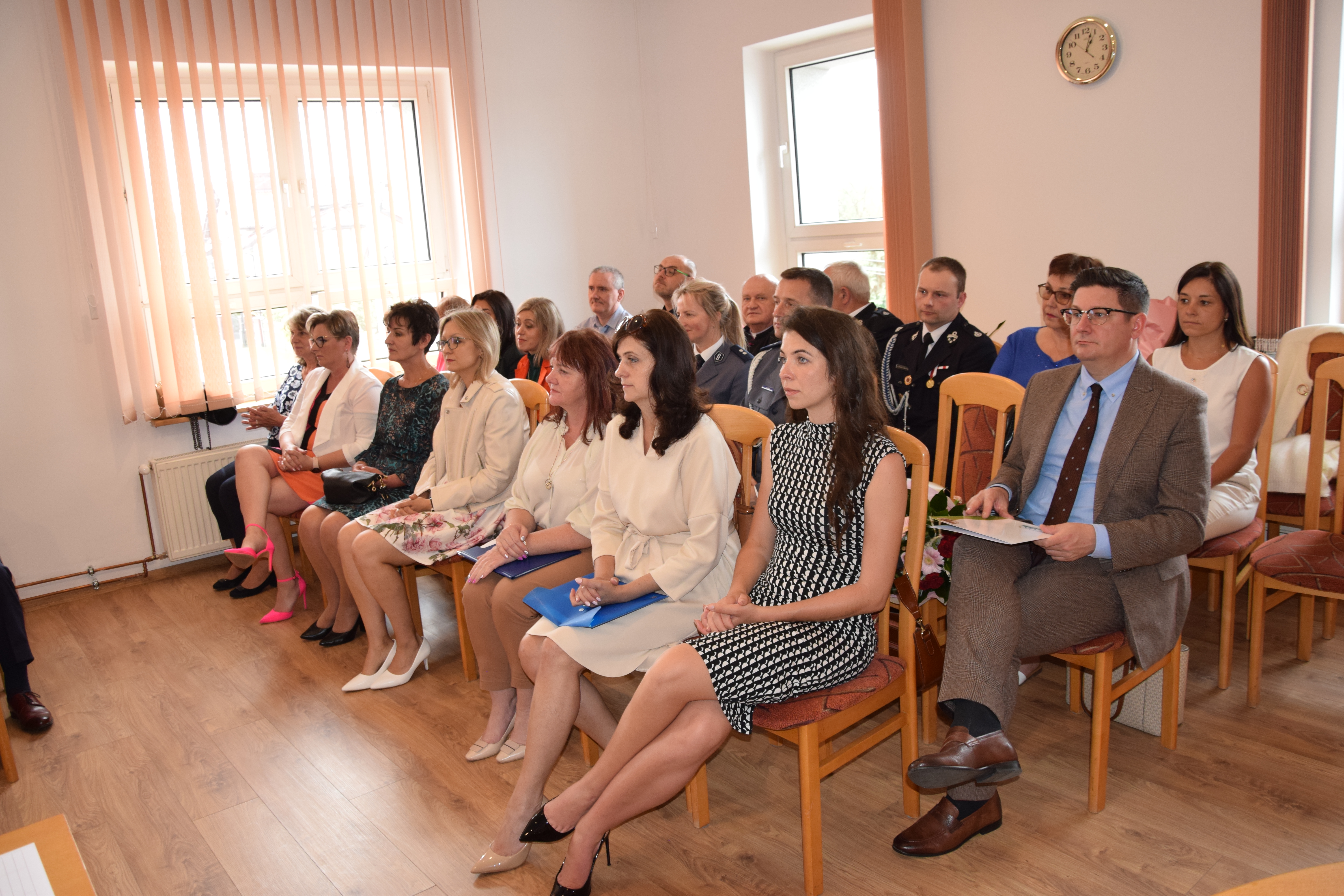 Zdjęcie przedstawia uczestników biorących udział w sesji