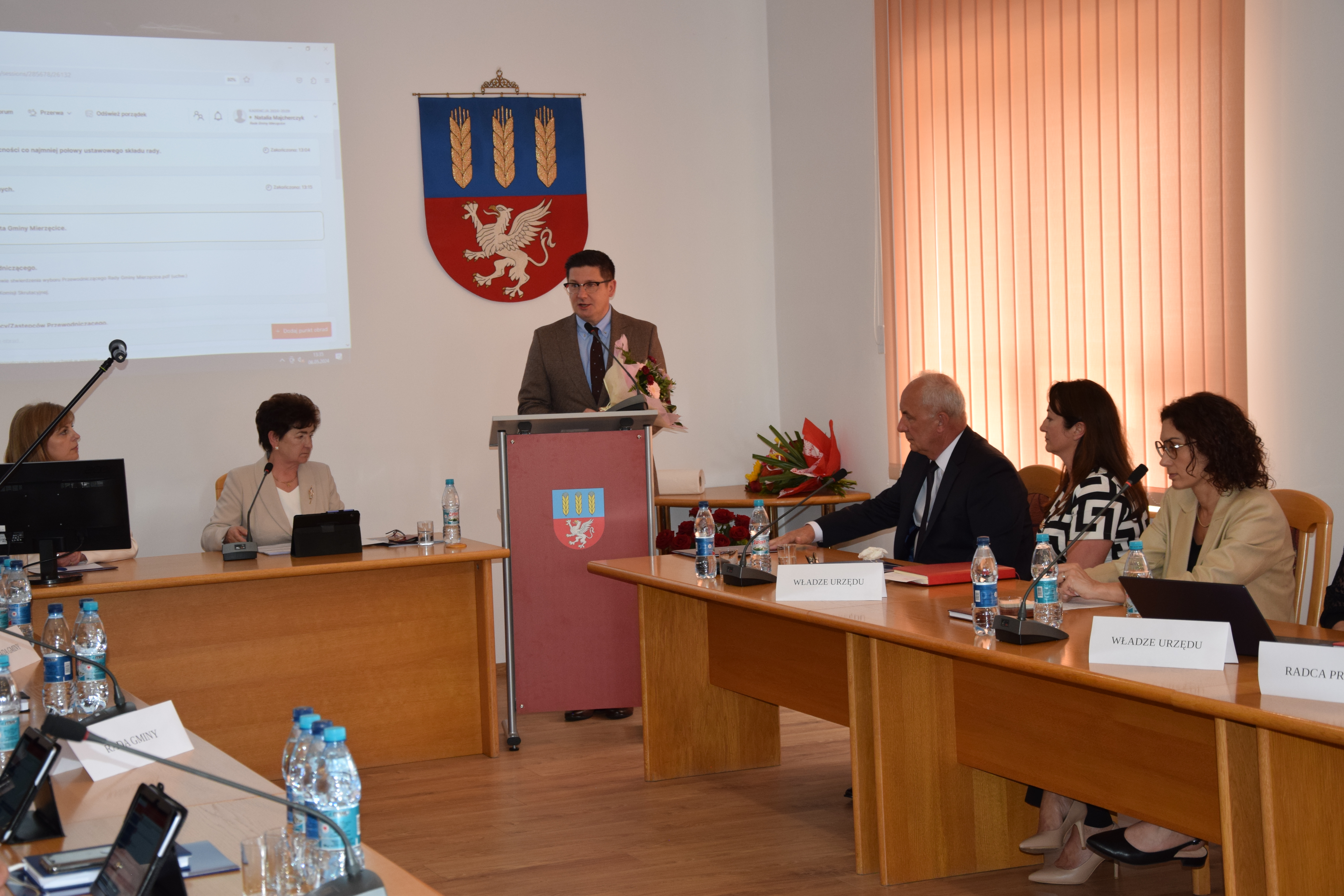 Zdjęcie przedstawia gratulacje w związku z zaprzysiężeniem Wójta Gminy Mierzęcice