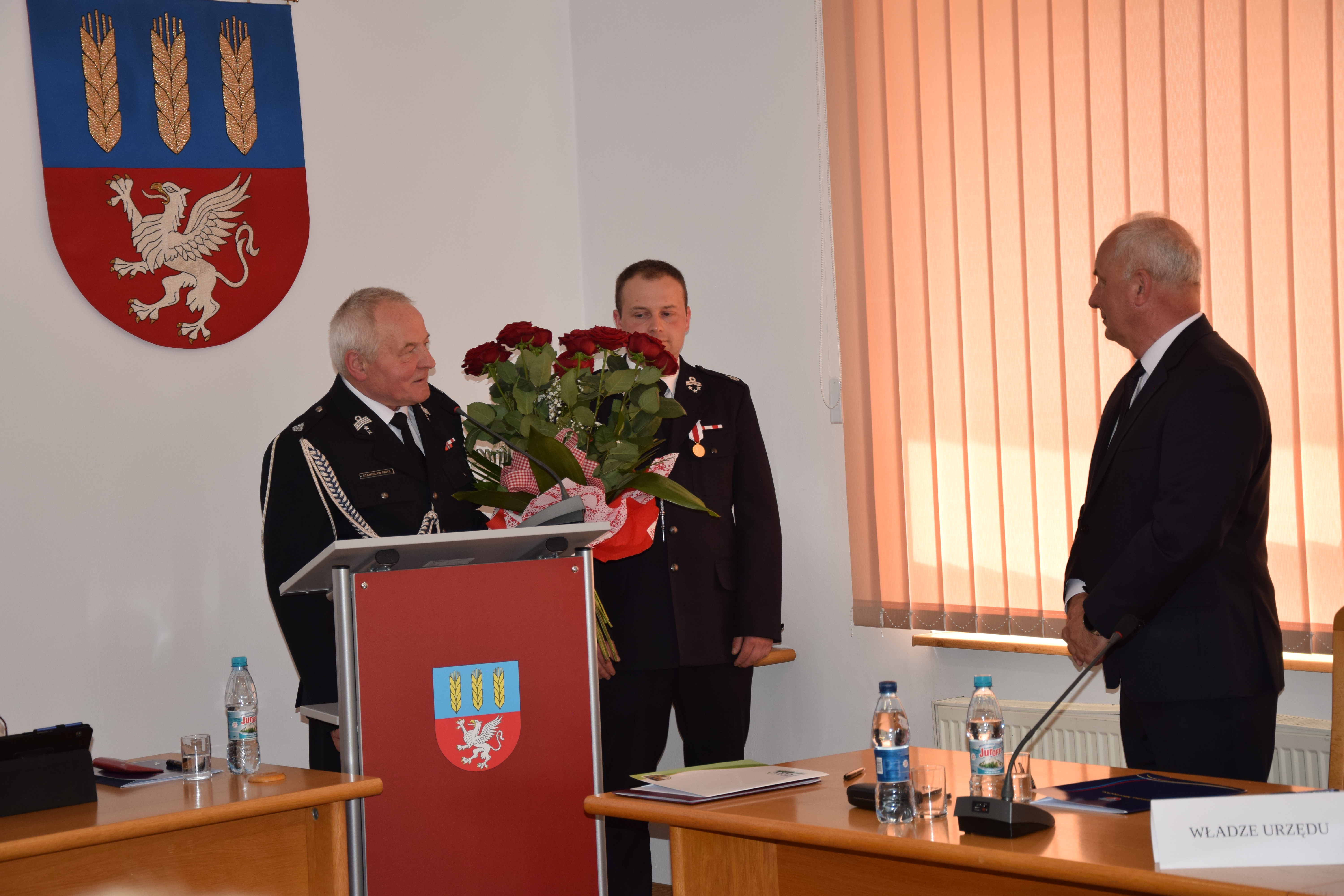 Zdjęcie przedstawia gratulacje w związku z zaprzysiężeniem Wójta Gminy Mierzęcice